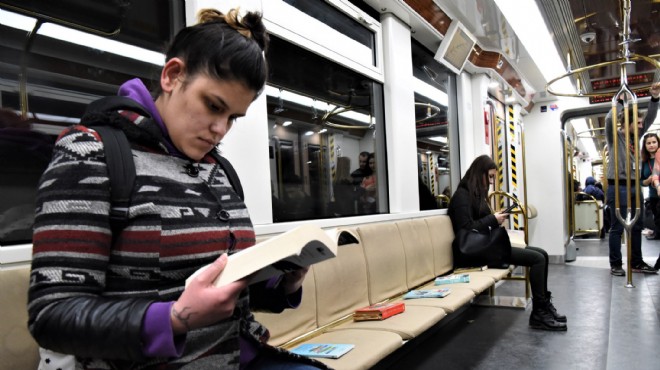 İzmir Metrosu'nda yolculara kitap sürprizi