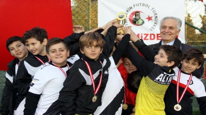 İzmirli minik futbolcular Fethi Sekin'i unutmadı