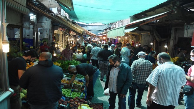 İzmirliler bayram öncesi Havra Sokağı'na akın etti: Sosyal mesafeden eser yok!