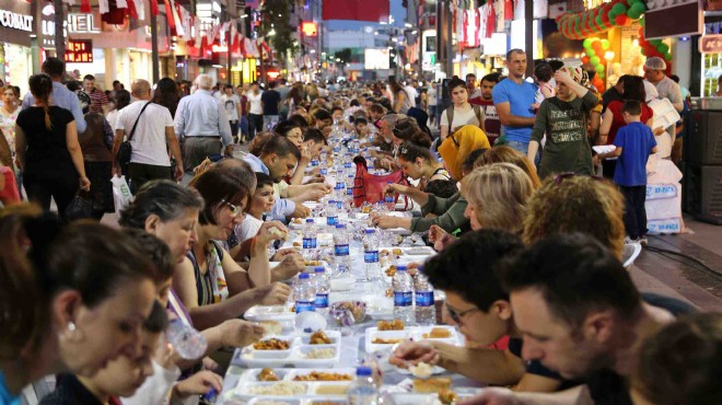 Karşıyaka'da 15 bin kişilik iftar 2 bin kişilik sahur