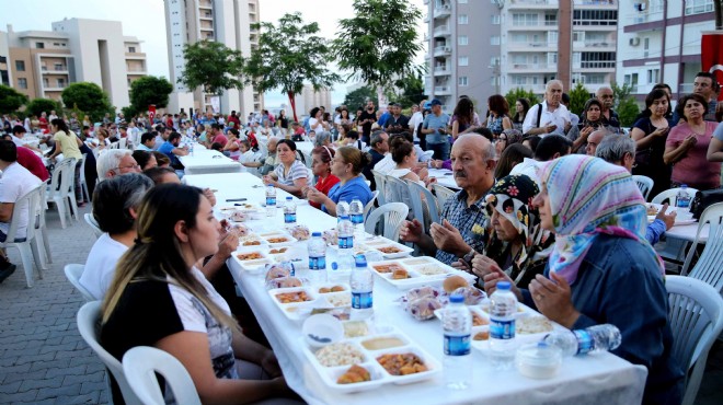 Karşıyaka'da 2 bin kişilik iftar sofrası