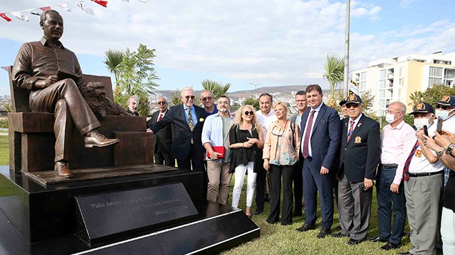 Karşıyaka'da ‘Bekir Coşkun' heykeli açıldı
