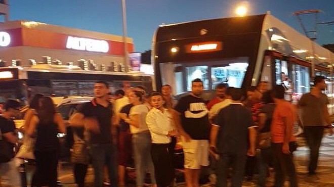 Karşıyaka'da feci kaza! Direksiyonu tramvayın önüne kırdı!