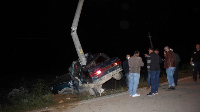 Kütahya'da feci kaza: Araba direğe ok gibi saplandı!