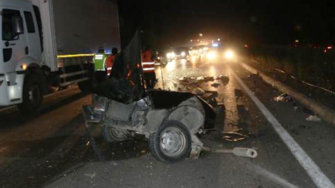 Manisa'da feci kaza: Motor bir yana, bagaj bir yana!