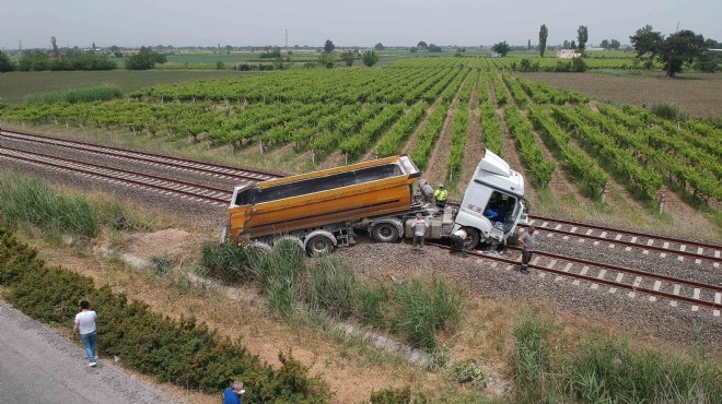 Manisa'da kontrolü kaybeden TIR tren yoluna daldı