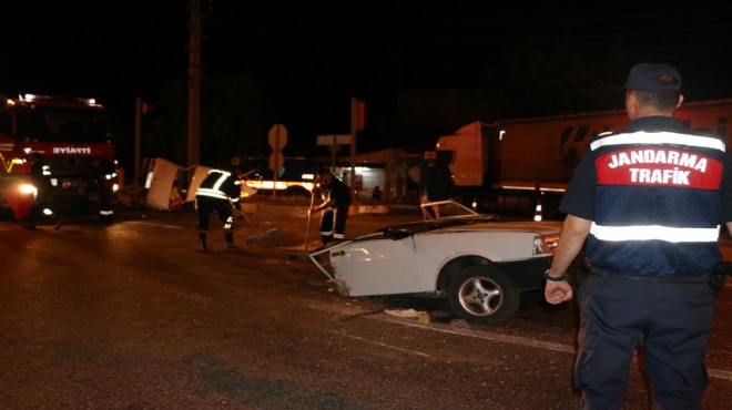Manisa'da korkunç kaza: Araba ikiye bölündü