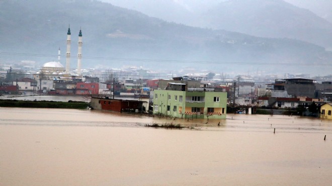 Manisa'da sağanak yağış hayatı olumsuz etkiledi