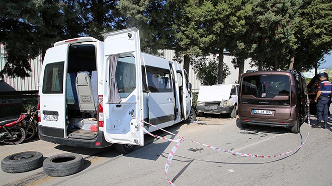 Manisa'da servis minibüsü ile otomobil çarpıştı: 16 yaralı!