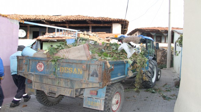 Manisa'da yaşlı kadının evinden 5 kamyon çöp çıktı!