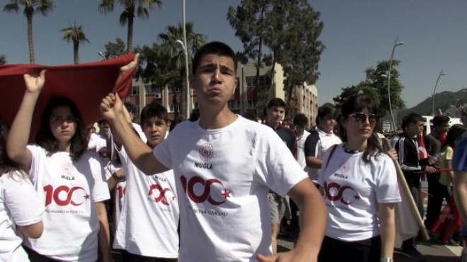 Marmaris'teki Gençlik Yürüyüşü'nde 'marş' tartışması