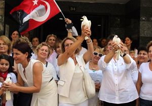 CHP'li kadınlar '1 Eylül' için güvercin uçurdu