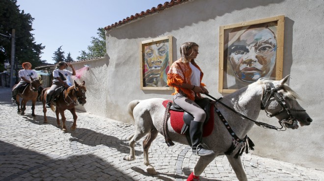 Onları gören şaşırıyor: İzmir'in kovboy kızları