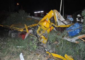 İzmir'de TIR sulama kanalına devrildi: 1 ölü