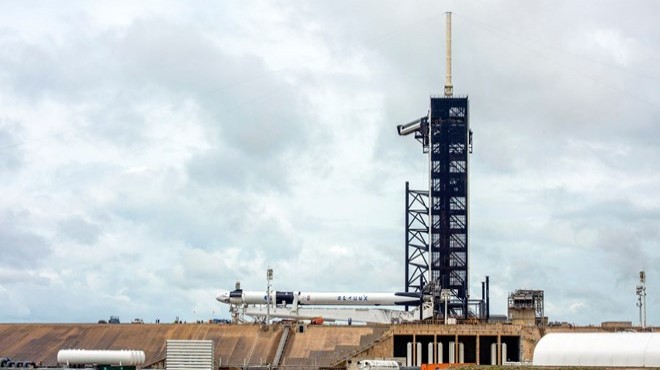 SpaceX'in ilk insanlı uzay mekiği denemesi ertelendi