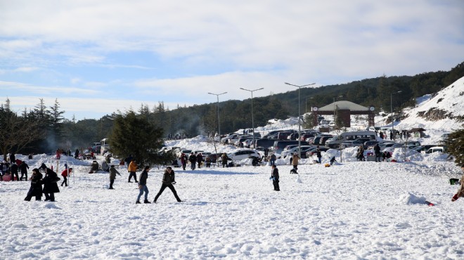 Spil Dağı Milli Parkı karla kaplandı! Ziyaretçi akınına uğradı