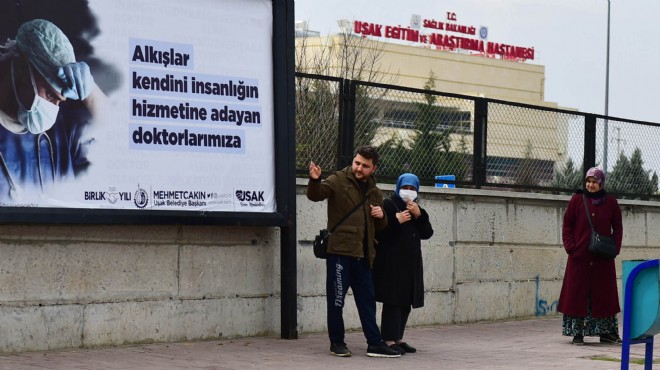 Uşak'ta sağlık çalışanlarına bilboardlardan teşekkür