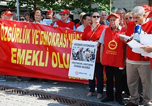İzmir'de emeklilerden zam isyanı