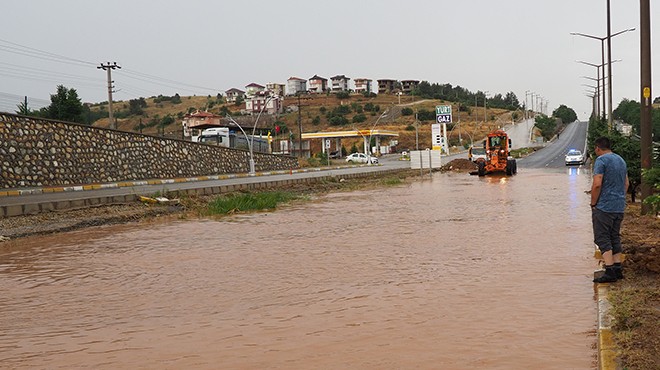 Yağmur bastırdı: İzmir yolu kapandı!