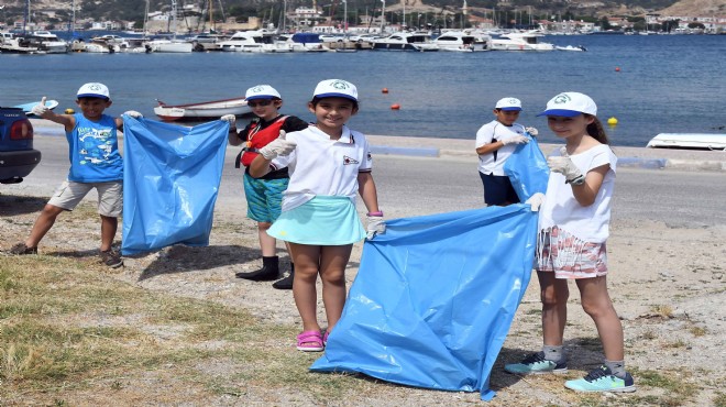 Yelken sporcularından Foça'da kıyı temizliği