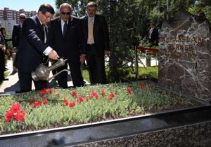 Davutoğlu ve Türkeş'ten sürpriz ziyaret