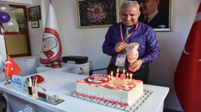 'Stoma torbası'na doğum günü partisi düzenledi