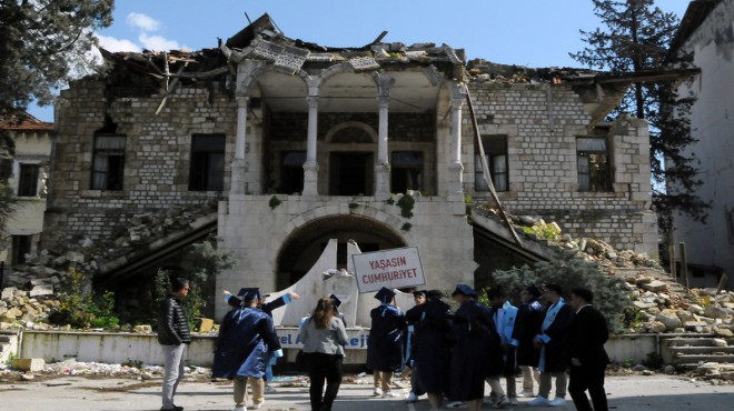 6 Şubat depremlerinde yıkılan okulda duygusal mezuniyet