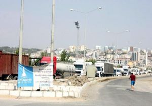 İzmir'de yol isyanı: Site sakinleri trafiğe kapattı 