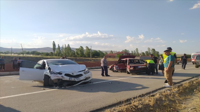 Afyon'da iki araç çarpıştı... 1 ölü, 7 yaralı!