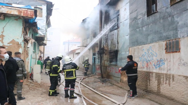 Afyon'da metruk binada yangın çıktı