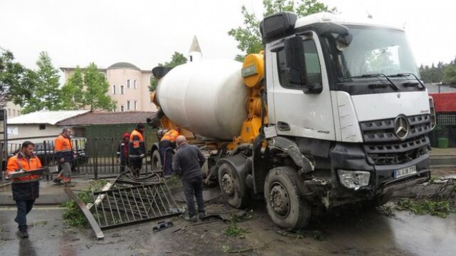 Beton mikseri bariyerleri parçaladı: Karşı şeride geçti!