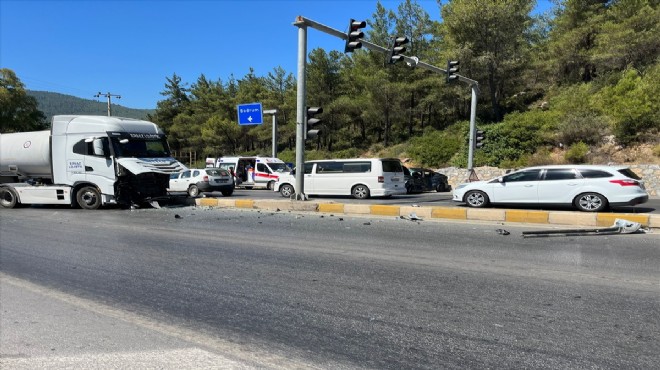 Bodrum'da feci kaza... TIR'la otomobil çarpıştı: 1 kişi can verdi!