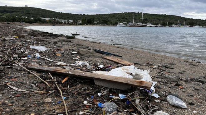 Bodrum'da sağanak sonrası sahiller çöple doldu