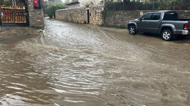 Bodrum'u sağanak vurdu... Cadde ve sokaklar göle döndü!