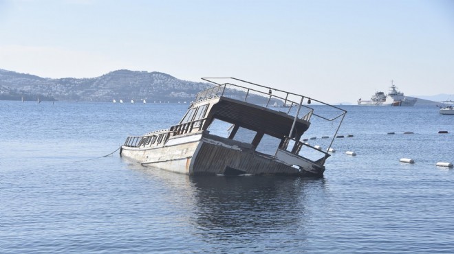 Bodrum'u fırtına vurdu: 15 metrelik ahşap tekne battı!