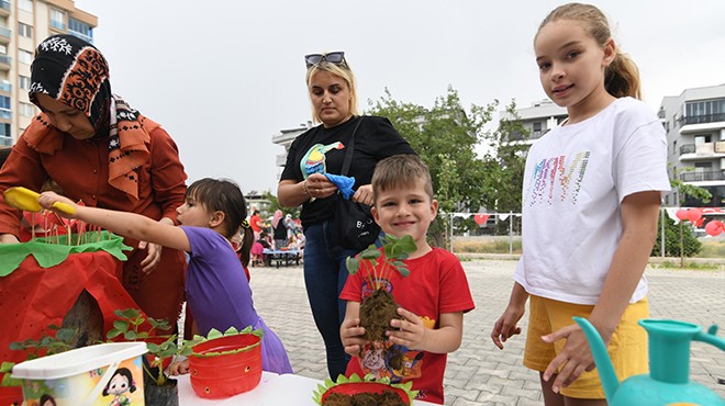 Bornova'da minikler ve annelerine Çilek Şenliği