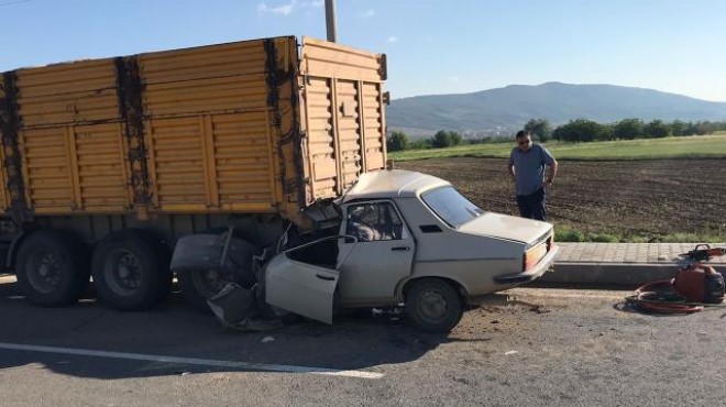 Otomobil tıra çarptı: Karı koca öldü, çocukları yaralandı