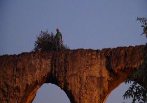 İzmir'de mucize kurtuluş: Tarihi kemerden atladı… 