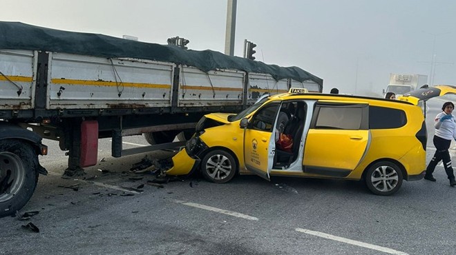 Feci  kaza: Taksi, TIR'a ok gibi saplandı!