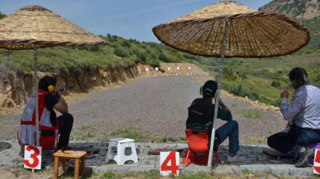 Foça'da atıcılık yarışmasında büyük çekişme