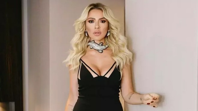 Hadise cesur tarzından vazgeçmiyor