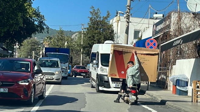 İlginç anlar... Motosikletle dev ekran televizyon taşımacılığı!