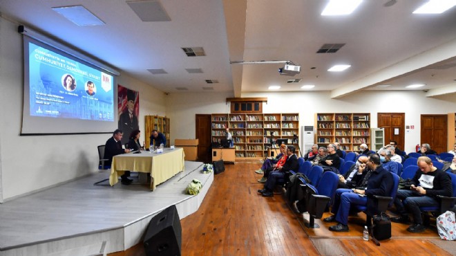 İzmir'de cumhuriyet, demokrasi ve siyaset konuşuldu