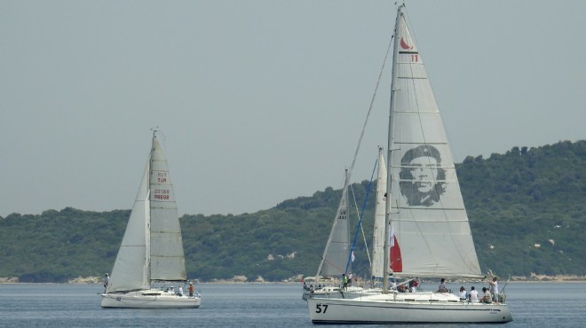 İzmir'de üniversitelilerden yelkenlerle dev kapışma