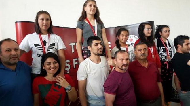 İzmir'in altın kızı güreşte Türkiye şampiyonu!