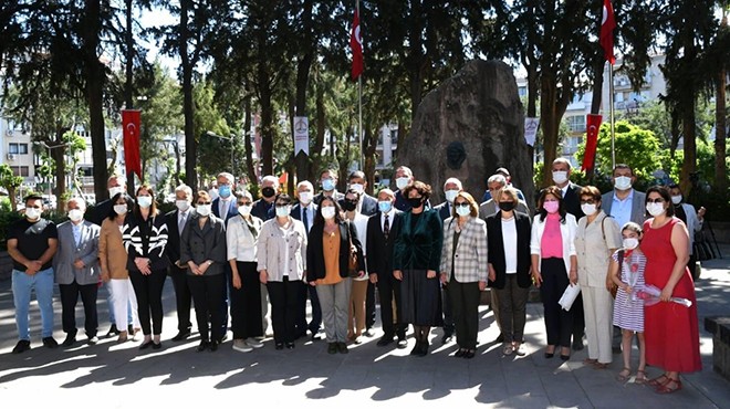 İzmirli başkanlardan Zübeyde Hanım Anıtı'nda Anneler Günü kutlaması
