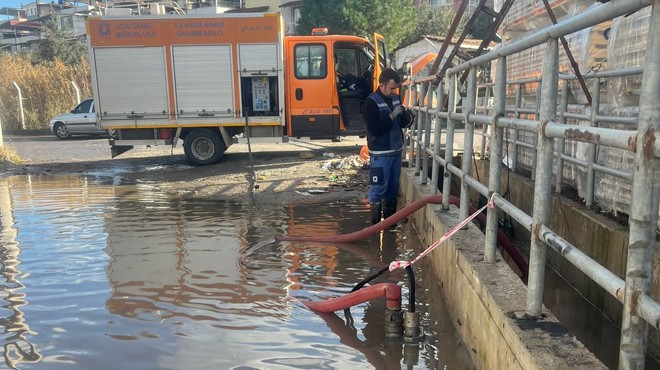 İZSU ekipleri sahada... Dere ve gölet taştı!