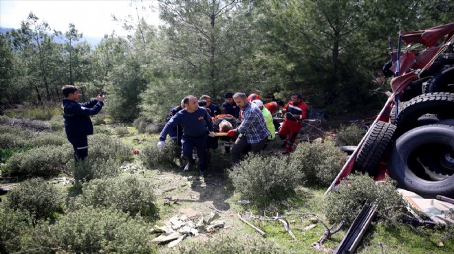 Kamyon devrildi... Sürücüsünü itfaiye kurtardı!