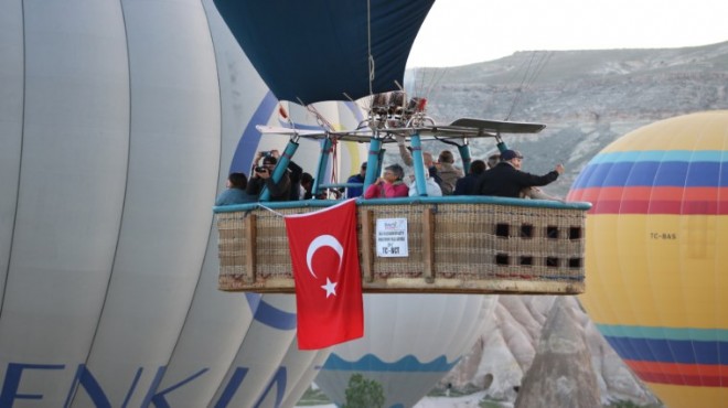 Kapadokya'da balonlar, Türk bayraklarıyla havalandı