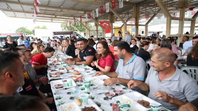 Karşıyaka'da bayram sofrası kuruldu